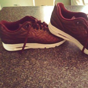 *NEW* Women's Dark Maroon/Burgandy Nike air max